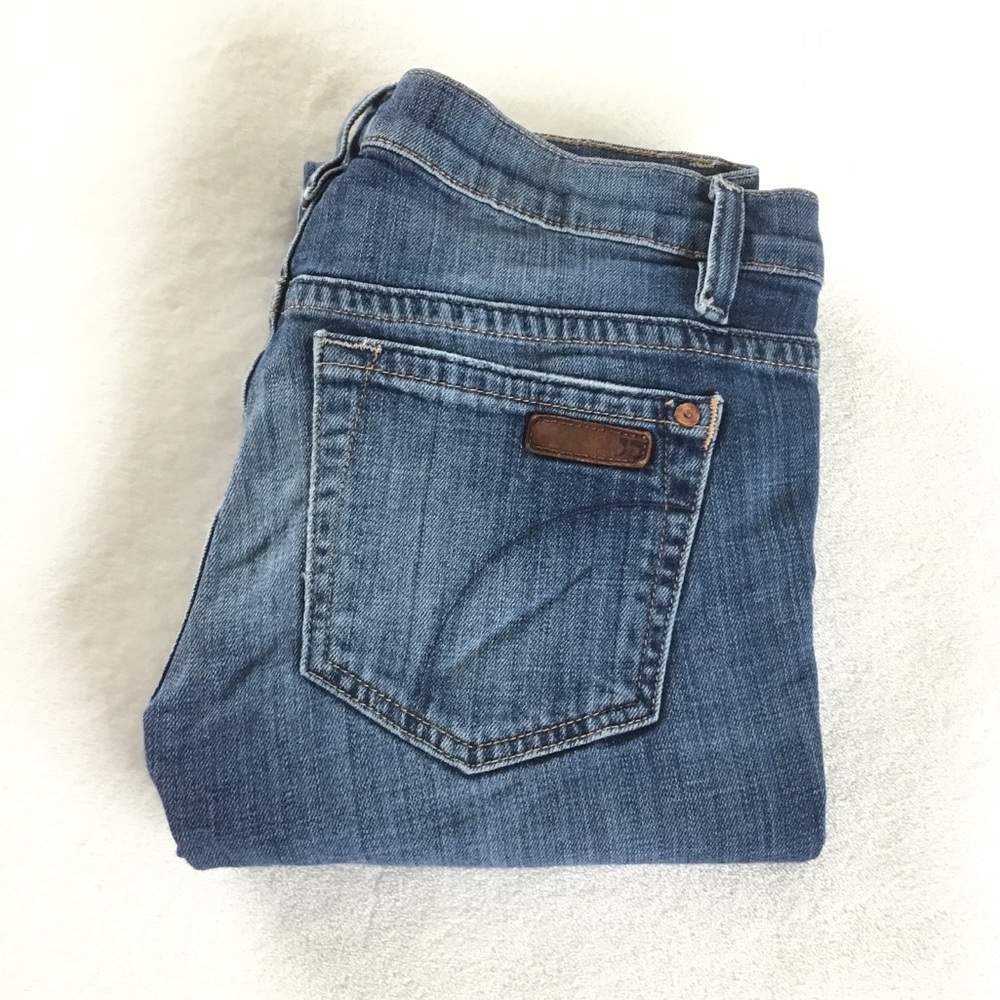 Distressed hem cropped blue jeans
